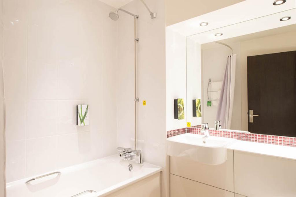 Premier Inn Birmingham City Centre Broad Street エクステリア 写真